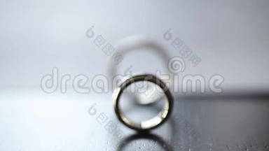 结婚戒指宏观特写黄金钻石首饰